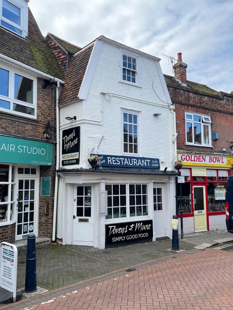 Lot: 35 - FREEHOLD HIGH STREET RESTAURANT PREMISES WITH ACCOMMODATION - 